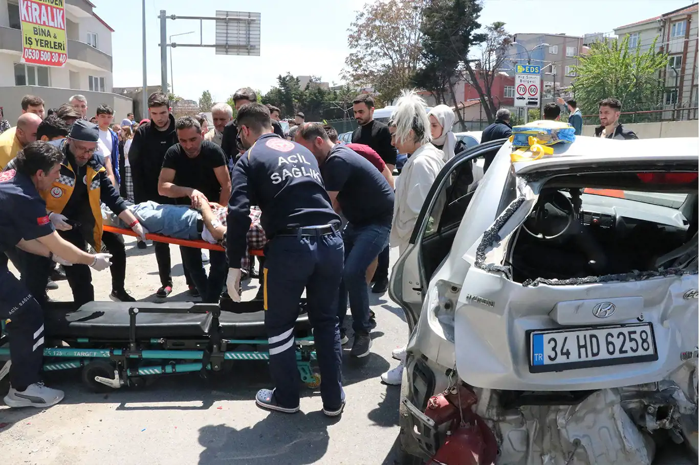 İstanbul da zincirleme trafik kazası 1 i ağır 3 yaralı İLKHA İlke