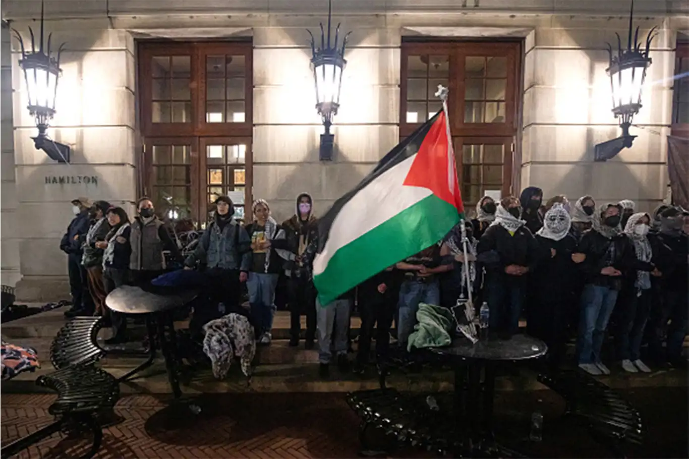 شرطة نيويورك تقتحم جامعة كولومبيا وتعتقل مئات الطلبة المؤيدين لفلسطين