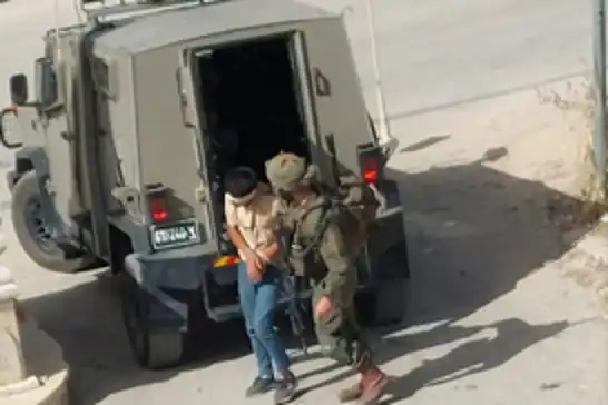 عصابة الاحتلال تعتقل طفلاً في نابلس