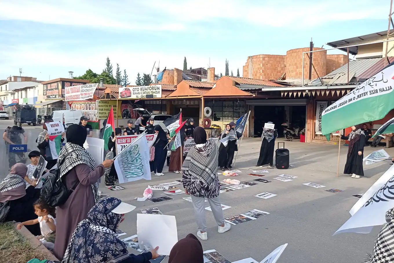 Adanalı eğitimcilerden İncirlik Üssü önünde işgalci protestosu