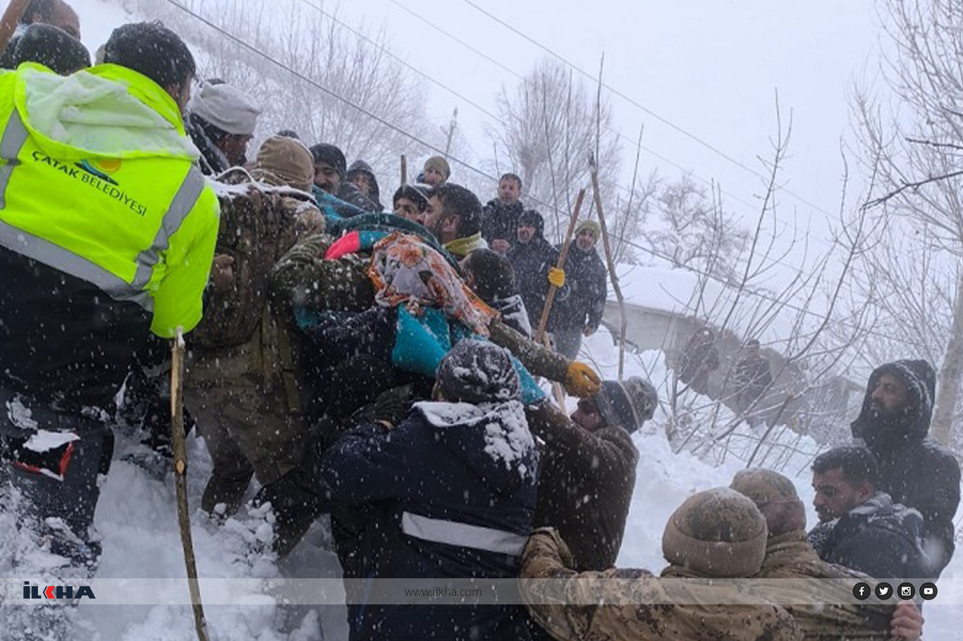 Van’da evler çığ altında kaldı, bir kadın kurtarıldı