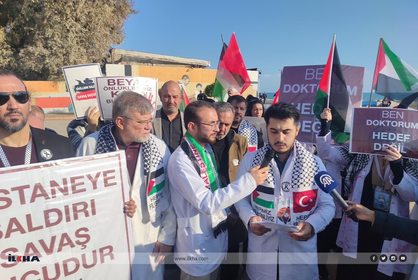Mersin'de doktorlar Gazze'deki katliamı "Sessiz Yürüyüş" ile protesto etti Mersin'de doktorlar Gazze'deki katliamı "Sessiz Yürüyüş" ile protesto etti