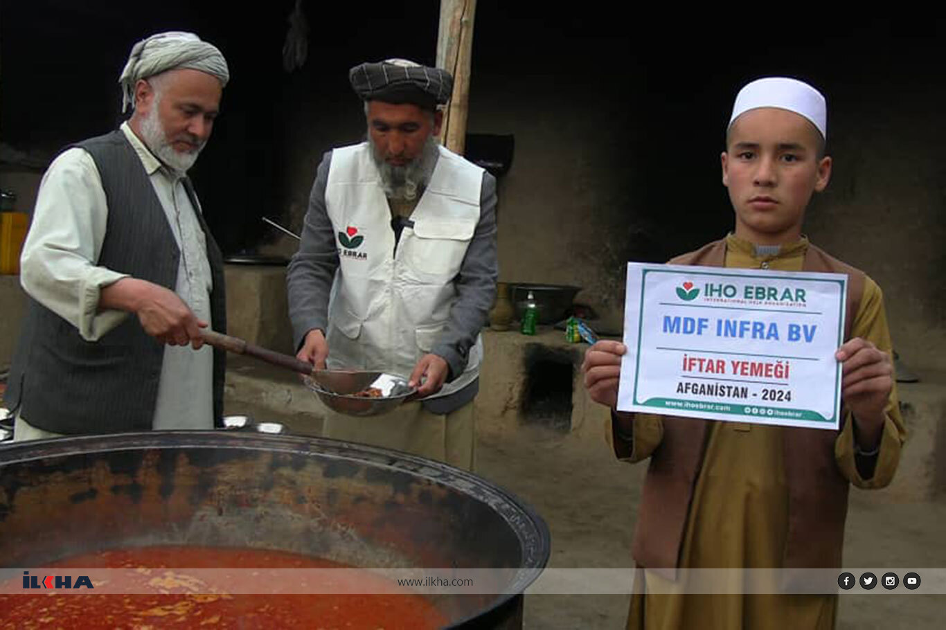 IHO EBRAR Afganistan'da yüzlerce kişiye iftar yemeği dağıttı IHO EBRAR Afganistan'da yüzlerce kişiye iftar yemeği dağıttı