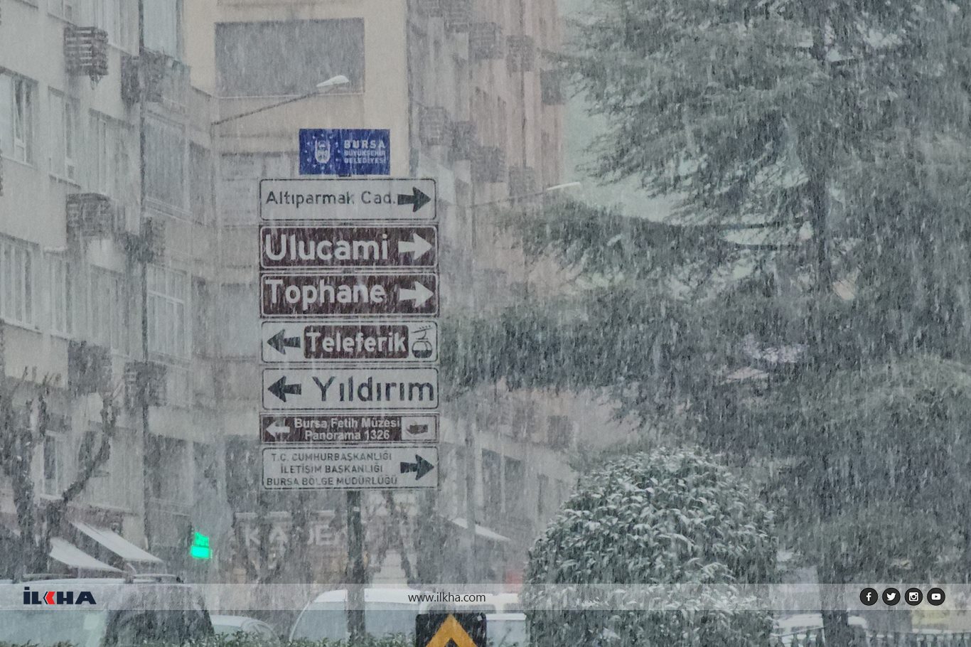 Bursa'da kar sevinci: Şehir merkezi beyaza büründü