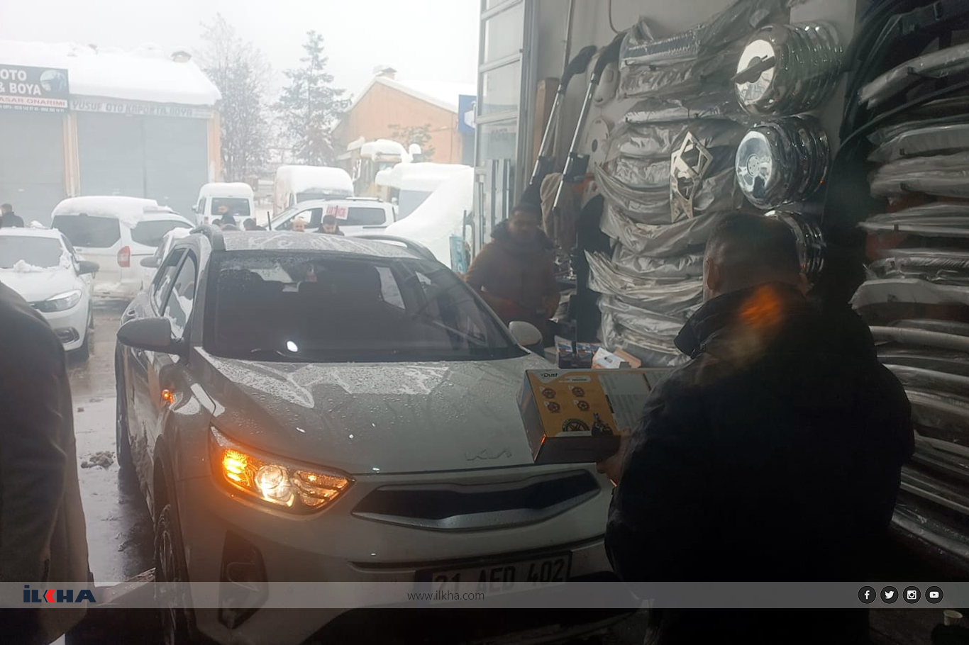 Yoğun kar yağışı sonrası lastikçilerde zincir kuyruğu oluştu