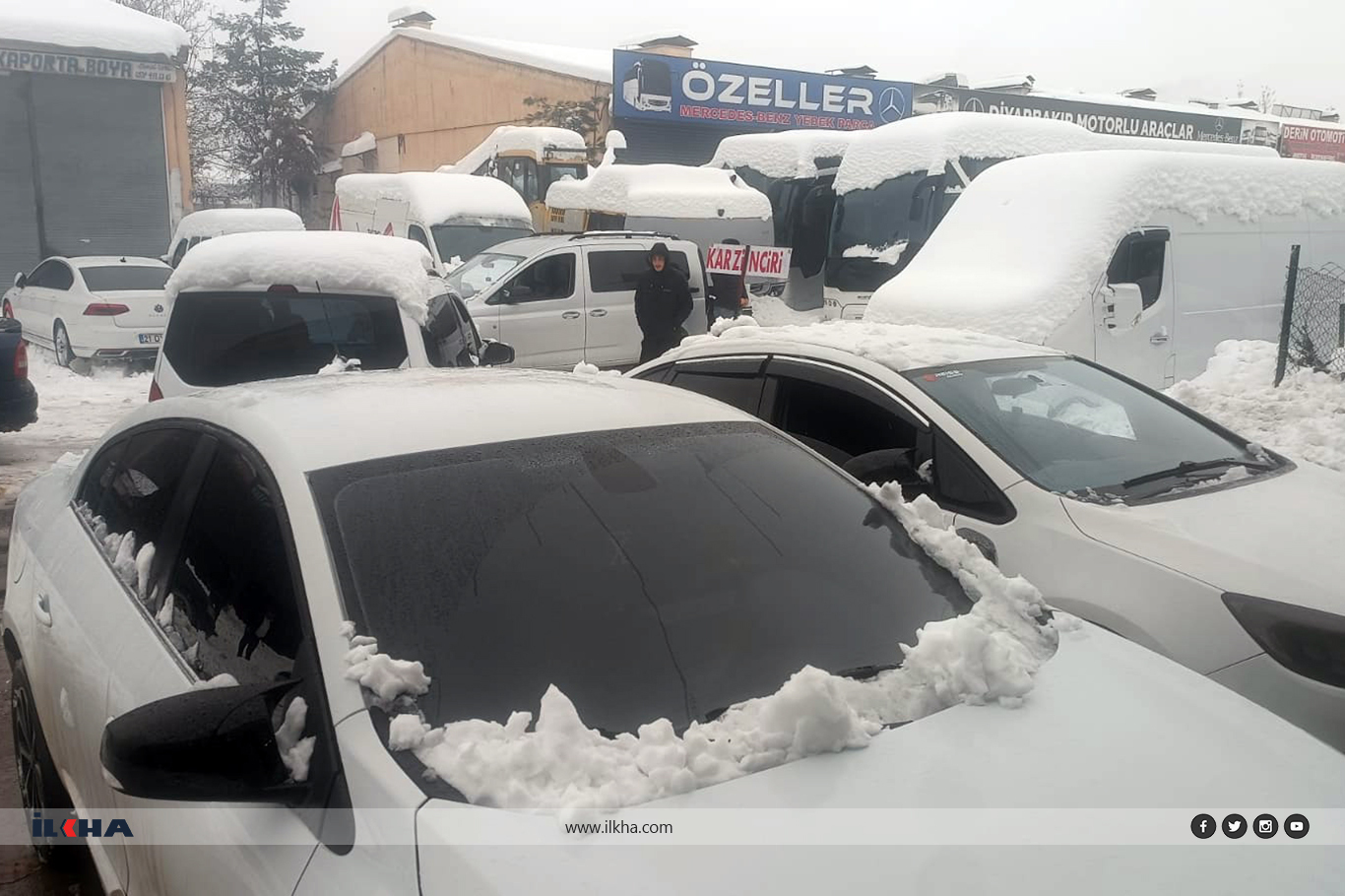 Yoğun kar yağışı sonrası lastikçilerde zincir kuyruğu oluştu