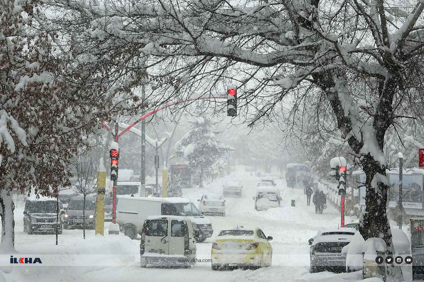 Ağrı'da yoğun kar yağışı nedeni ile yollar kapandı, ekipler yetersiz kaldı
