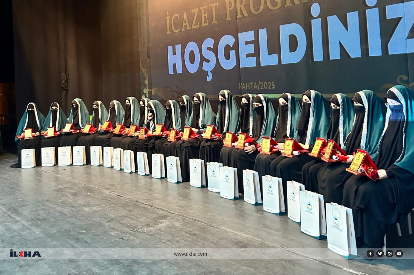 Kahta’da medrese eğitimini tamamlayan 25 kız öğrenci icazet aldı Kahta’da medrese eğitimini tamamlayan 25 kız öğrenci icazet aldı