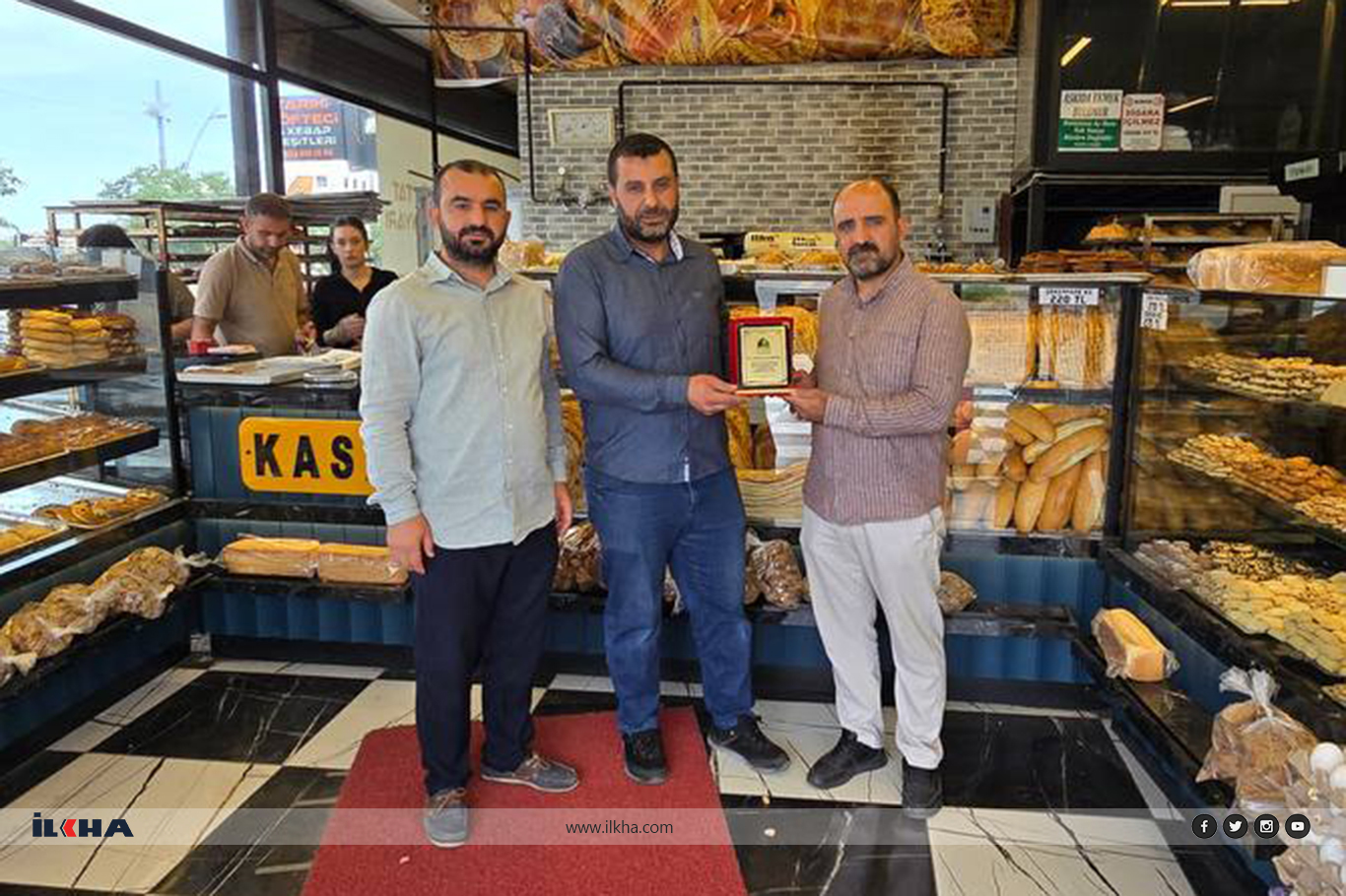 Peygamber Sevdalılarından Diyarbakır'daki işletmelere teşekkür plaketi Peygamber Sevdalılarından Diyarbakır'daki işletmelere teşekkür plaketi
