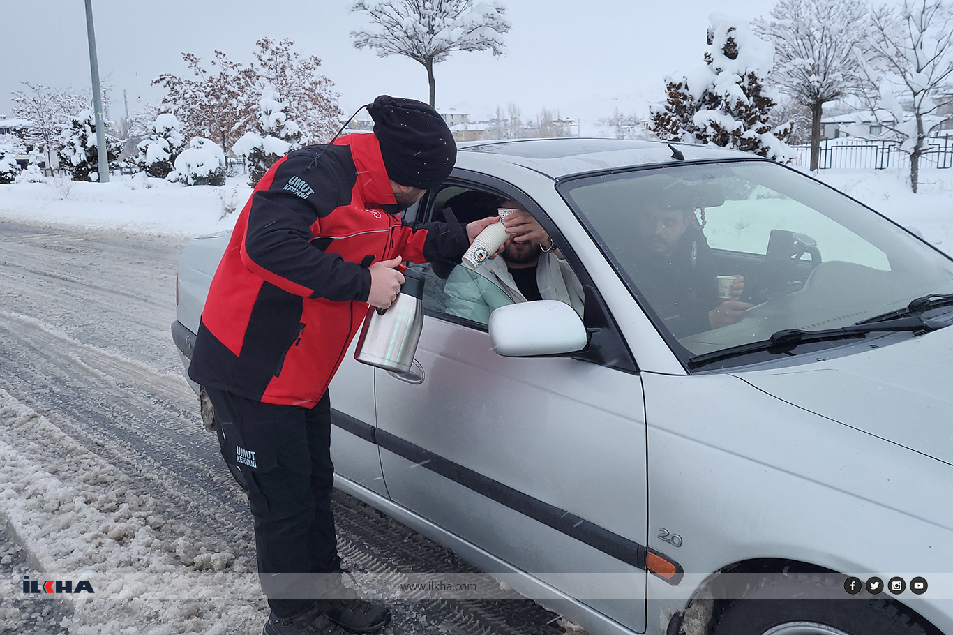 Umut Kervanı’ndan Van'da kar yağışında yolda kalan sürücülere sıcak ikram