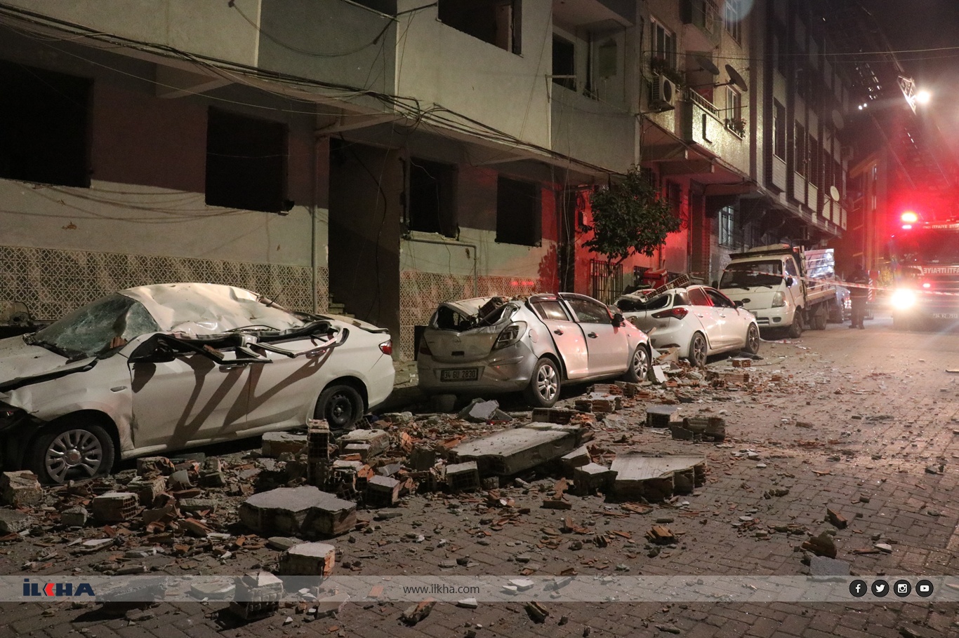 Zeytinburnu'nda bir bina kısmen çöktü: 3 araç kullanılamaz hale geldi