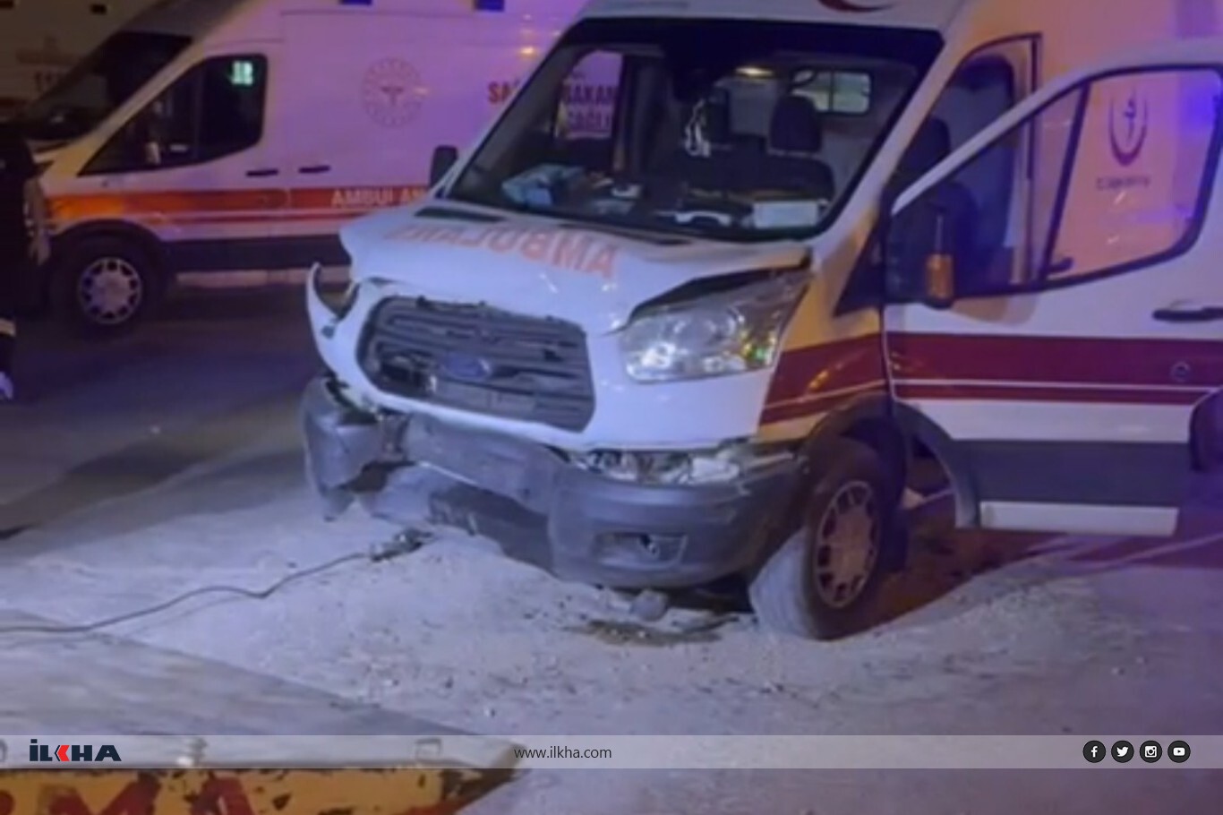 Mardin’de hasta vakasına giden ambulans otomobille çarpıştı Mardin’de hasta vakasına giden ambulans otomobille çarpıştı