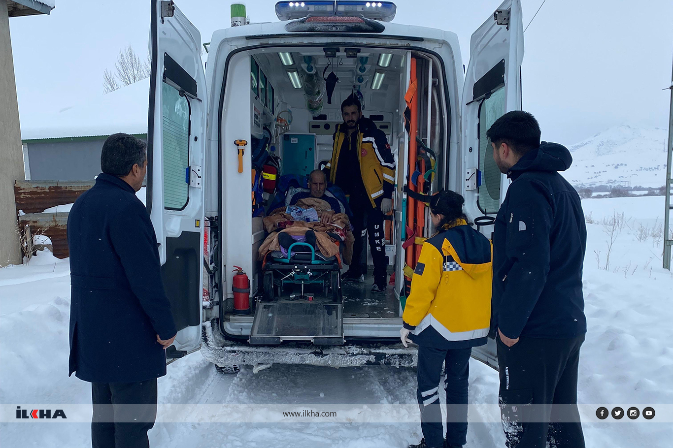 Yolu kapalı olan köyde rahatsızlana 72 yaşındaki hasta hastaneye ulaştırıldı