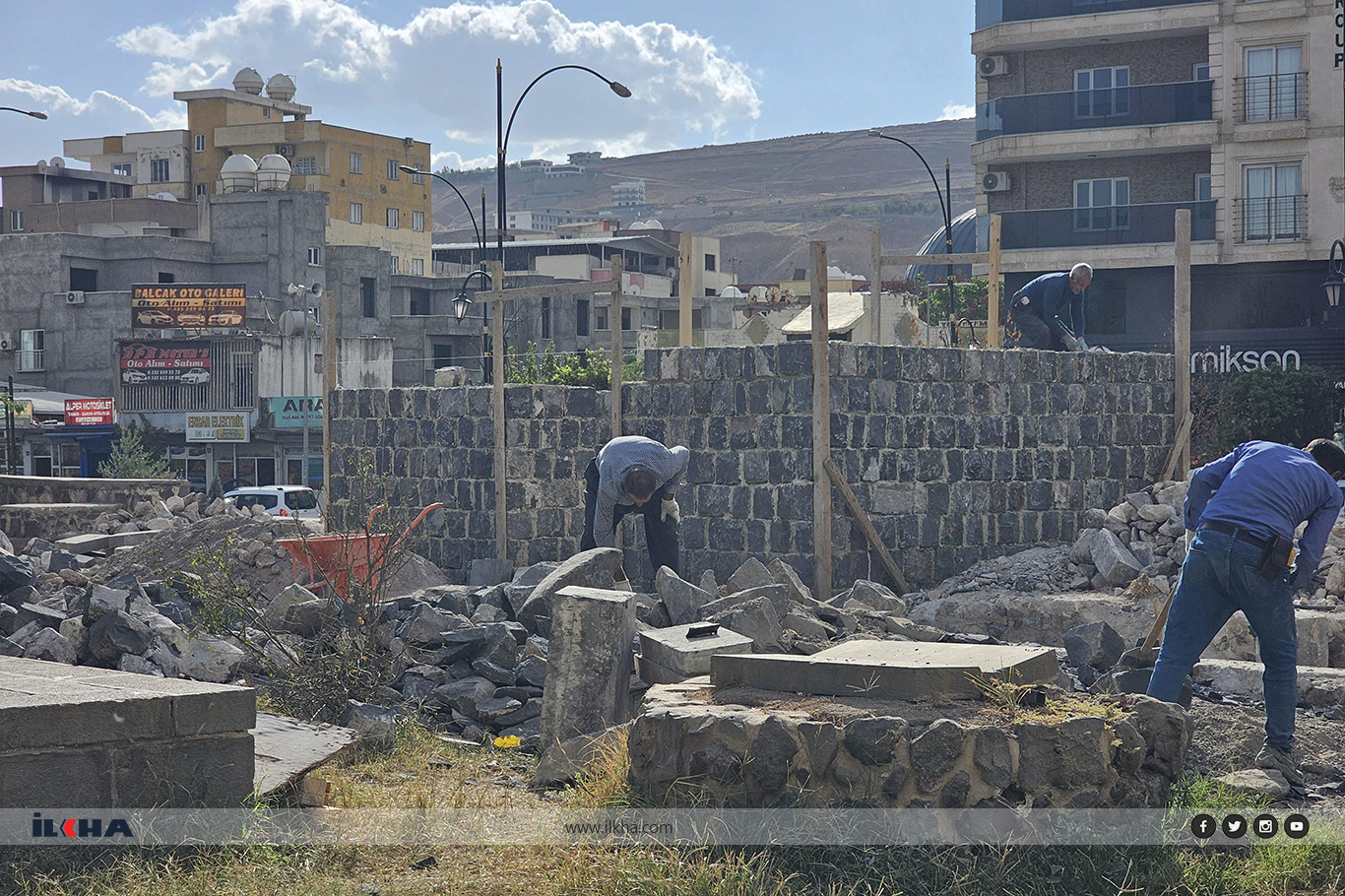 Yıkılan tarihi yapı yeniden yapılmaya başlandı Yıkılan tarihi yapı yeniden yapılmaya başlandı