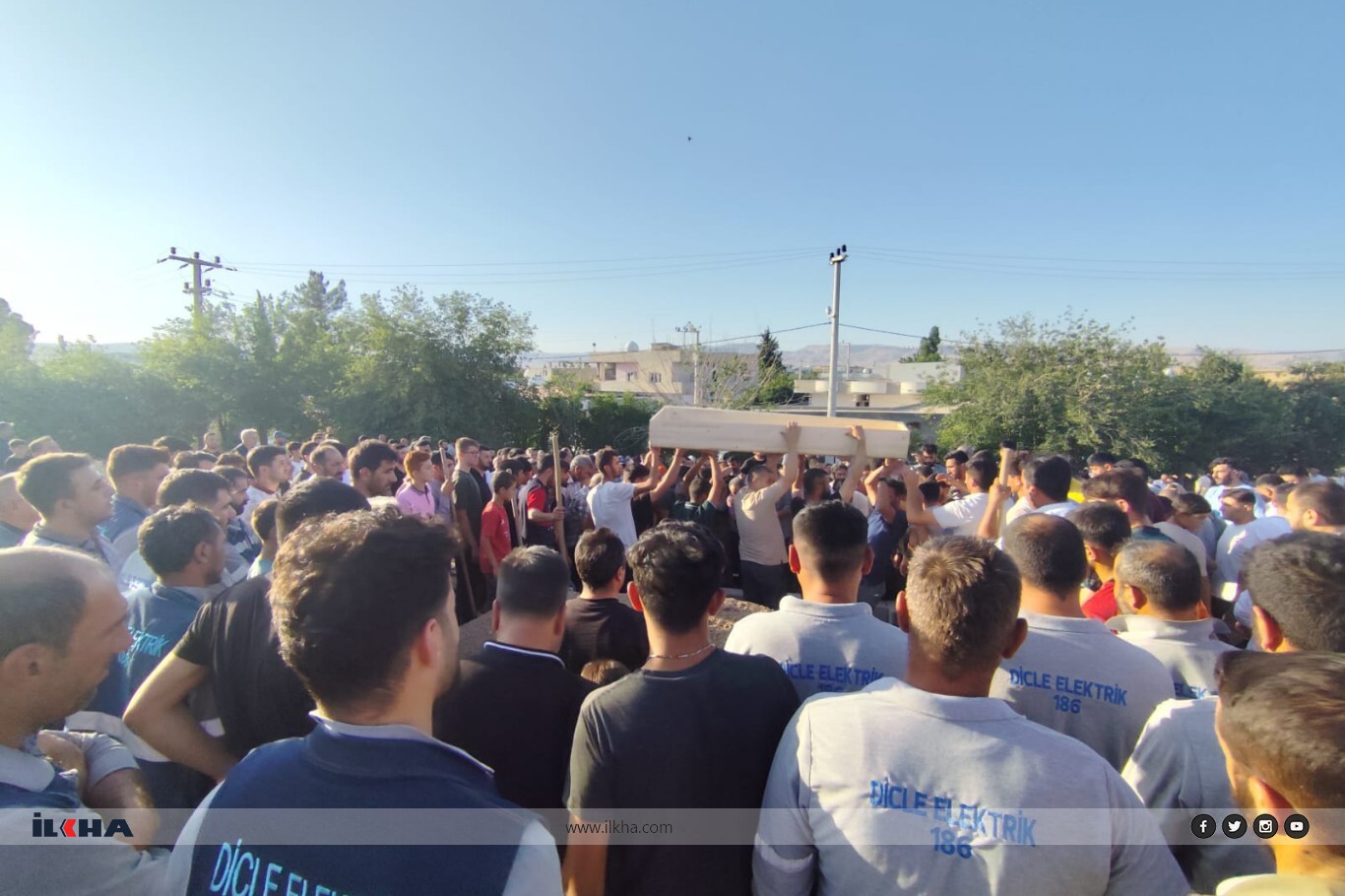 Mardin'de meydana gelen kazada ölen iki kişiden biri defnedildi Mardin'de meydana gelen kazada ölen iki kişiden biri defnedildi