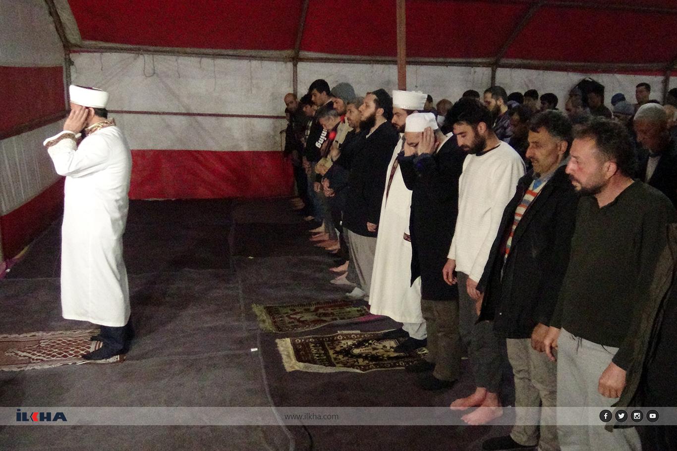 Depremin vurduğu Malatya’da ilk teravih namazı mescit çadırlarda ihya edildi Depremin vurduğu Malatya’da ilk teravih namazı mescit çadırlarda ihya edildi