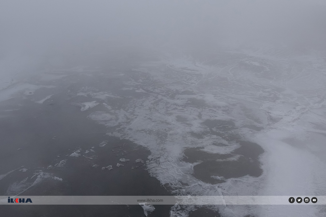 Ağrı’da Murat Nehri buz tuttu, şehirde sis görüş mesafesini düşürdü