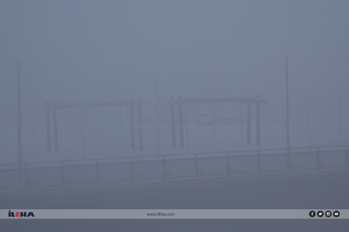 Ağrı’da Murat Nehri buz tuttu, şehirde sis görüş mesafesini düşürdü