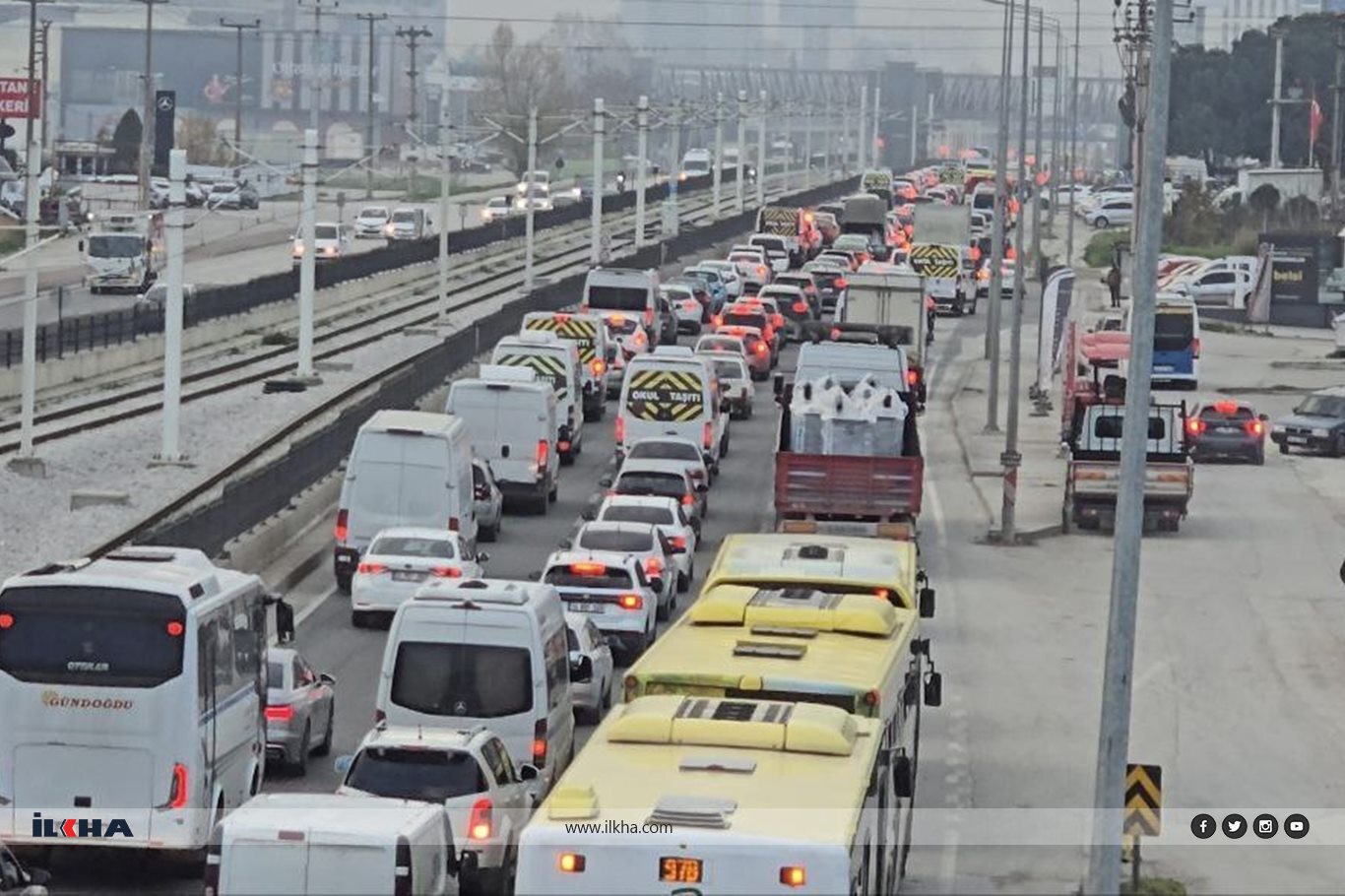 Büyüyen trafik sorununa çözüm bulmak yerine konserlere bütçe ayıran belediyeye tepki