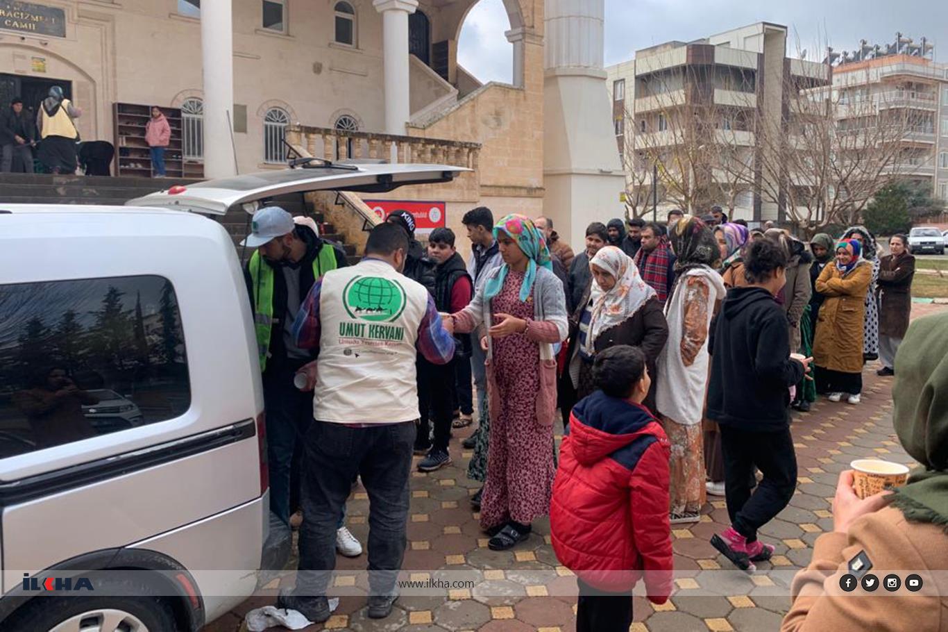 Umut Kervanı Şanlıurfa'da park, cami, çadır kent ve enkaz alanlarında çalışanlara sıcak çorba dağıtımı yapıyor Umut Kervanı Şanlıurfa'da park, cami, çadır kent ve enkaz alanlarında çalışanlara sıcak çorba dağıtımı yapıyor