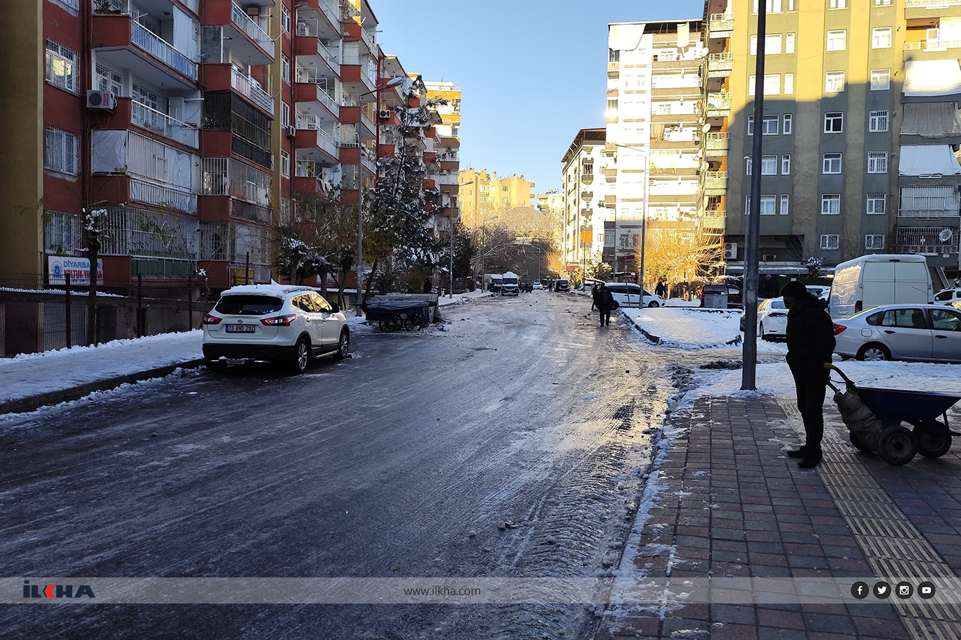 Diyarbakır'da yollar buz pistine döndü
