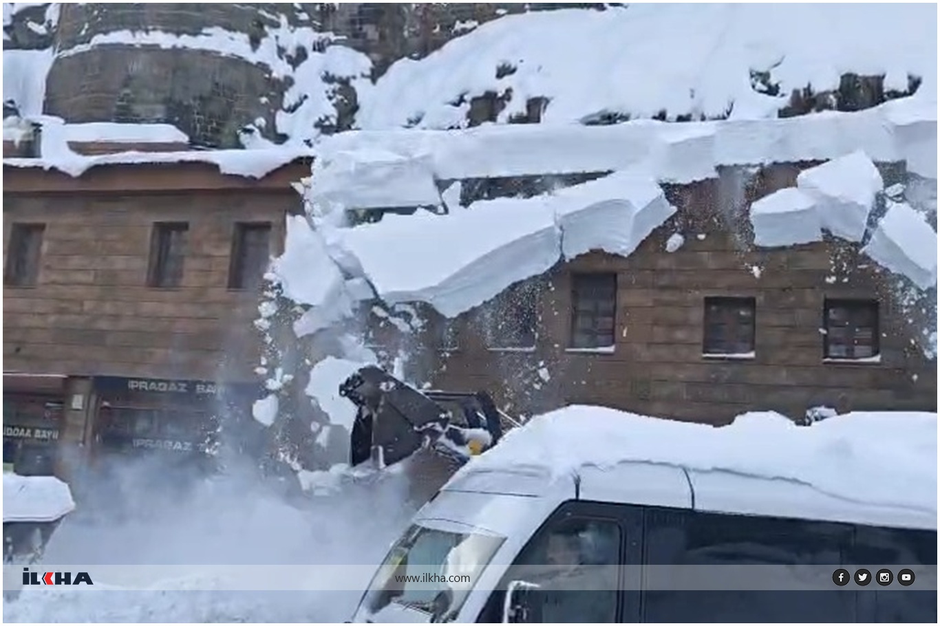 ​Bitlis’te çatıda biriken kar kütleleri iş makinesinin üzerine düştü