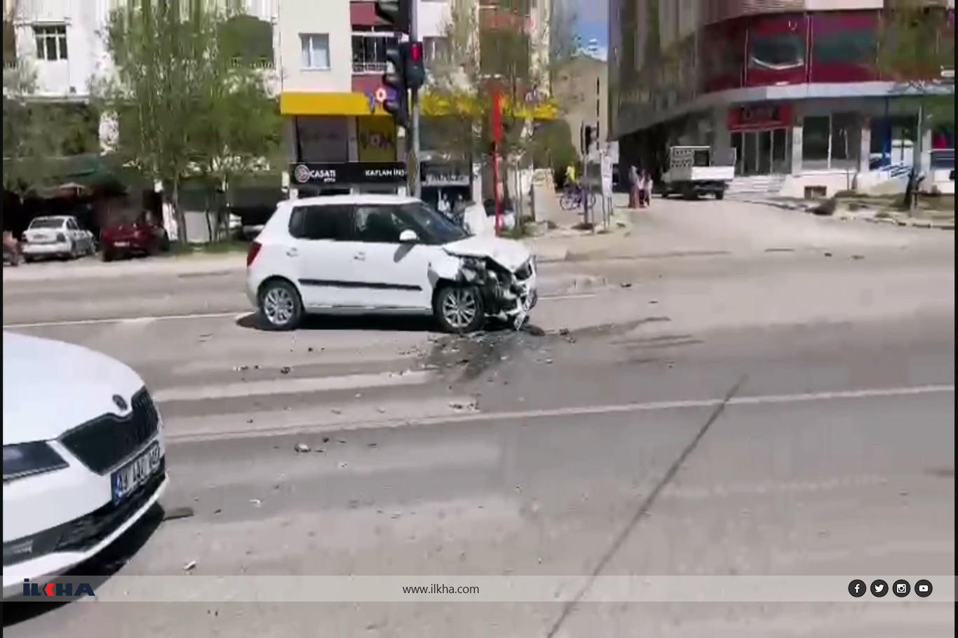 Elazığ'da zincirleme trafik kazası: Biri ağır 3 yaralı