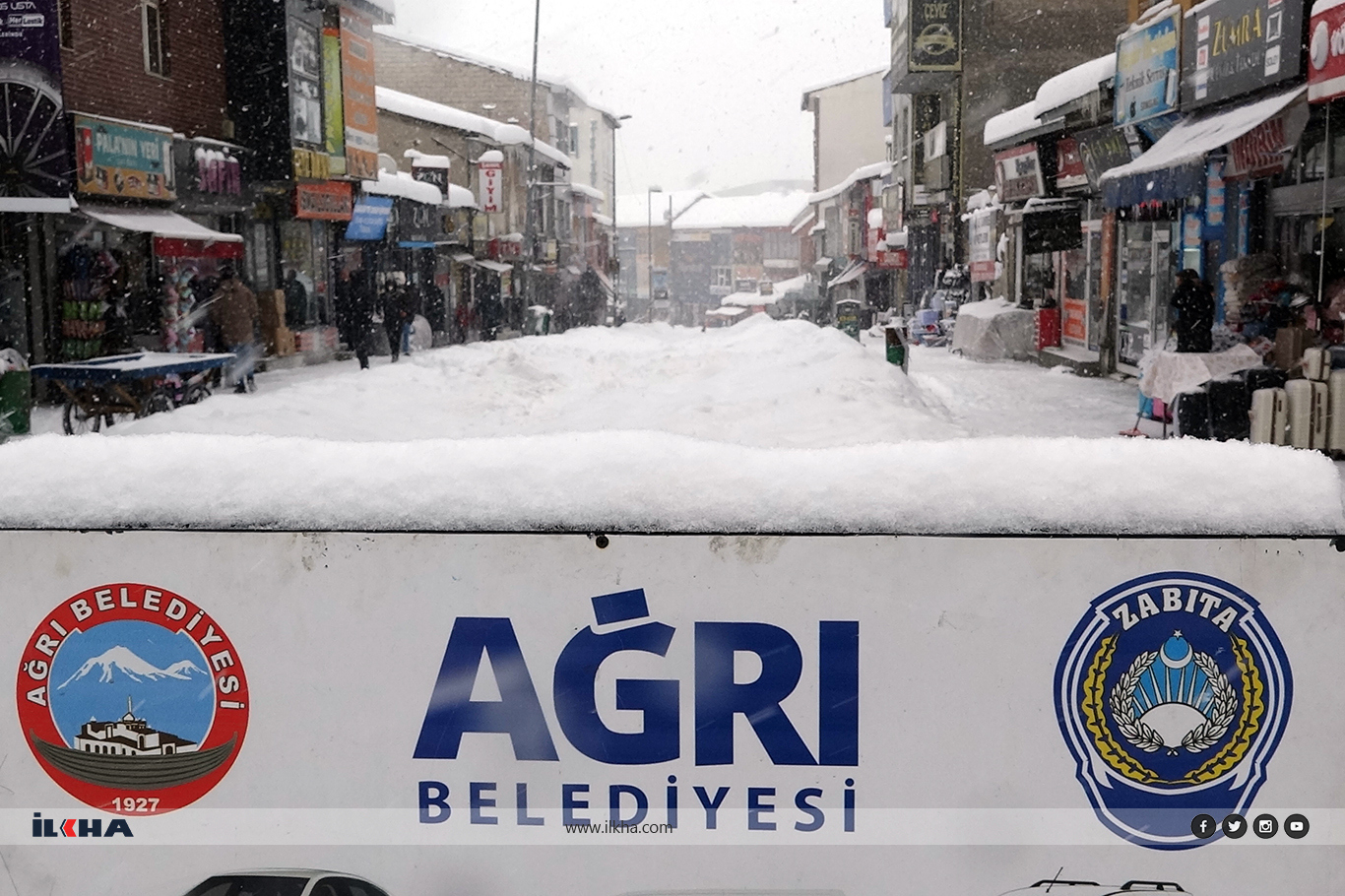 Ağrı'da yoğun kar yağışı nedeni ile yollar kapandı, ekipler yetersiz kaldı