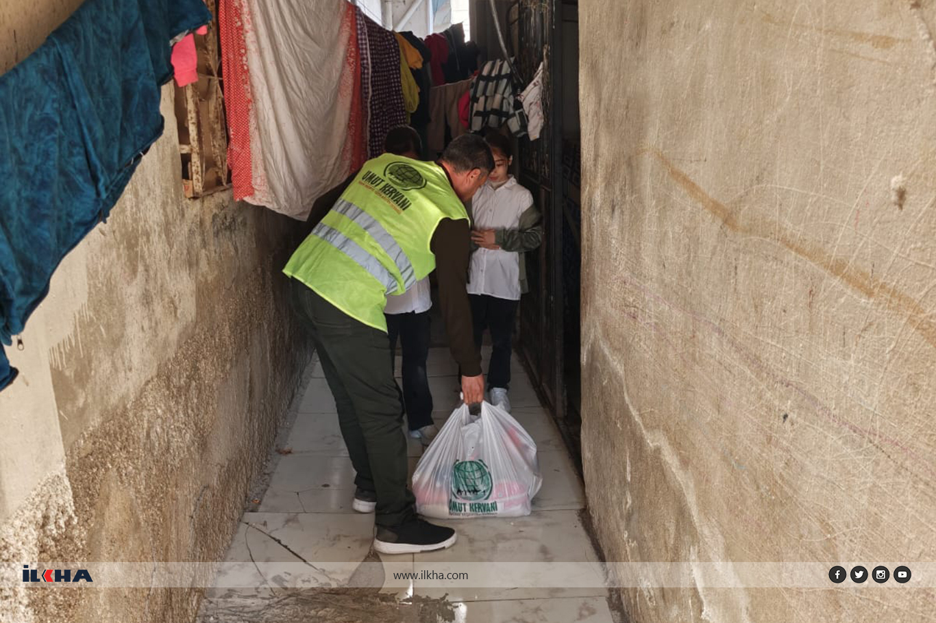 Umut Kervanı Akçakale'de yetim ve muhtaç ailelerin yüzünü güldürdü