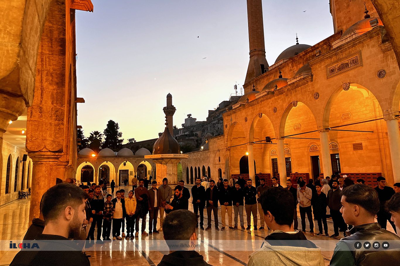 Şanlıurfa'da gençler sabah namazında buluştu Şanlıurfa'da gençler sabah namazında buluştu