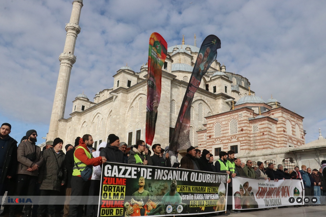 Direnişinin şehid liderleri için gıyabi cenaze namazı