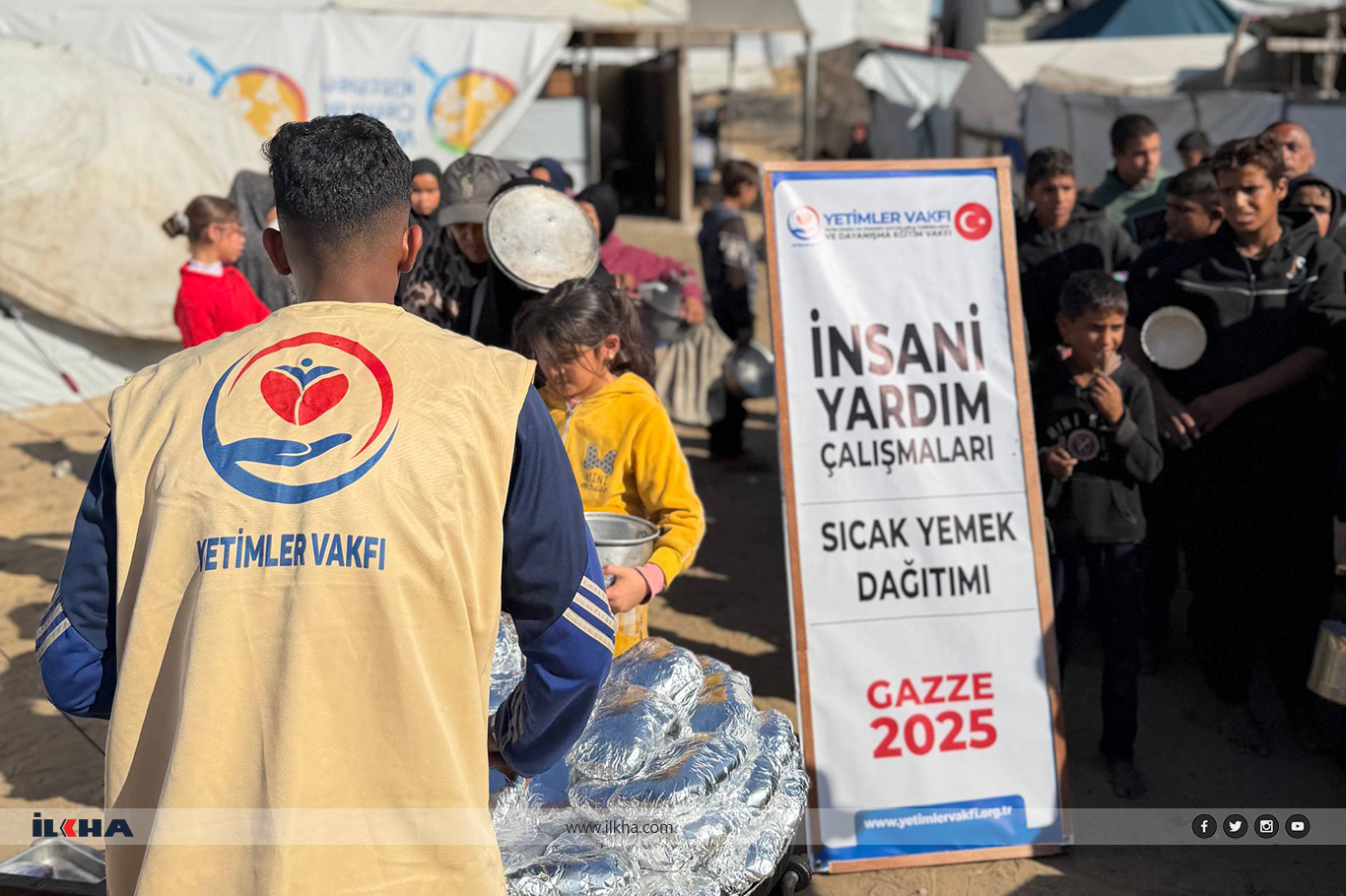 Yetimler Vakfı Regaip Kandili münasebetiyle Gazze'de sıcak yemek dağıttı
