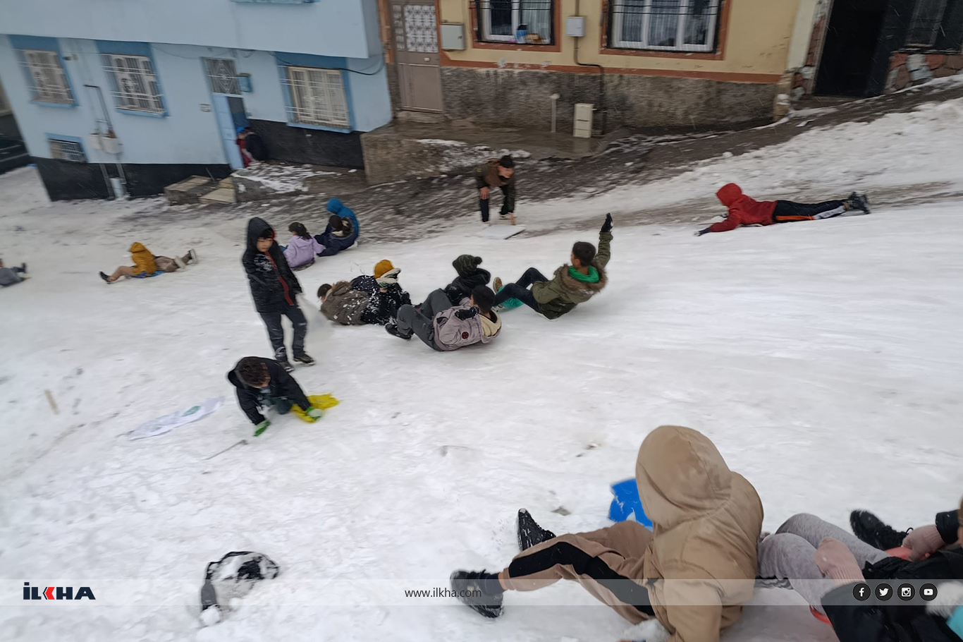 Gaziantep’te yoğun kar yağışı çocuklara eğlence oldu