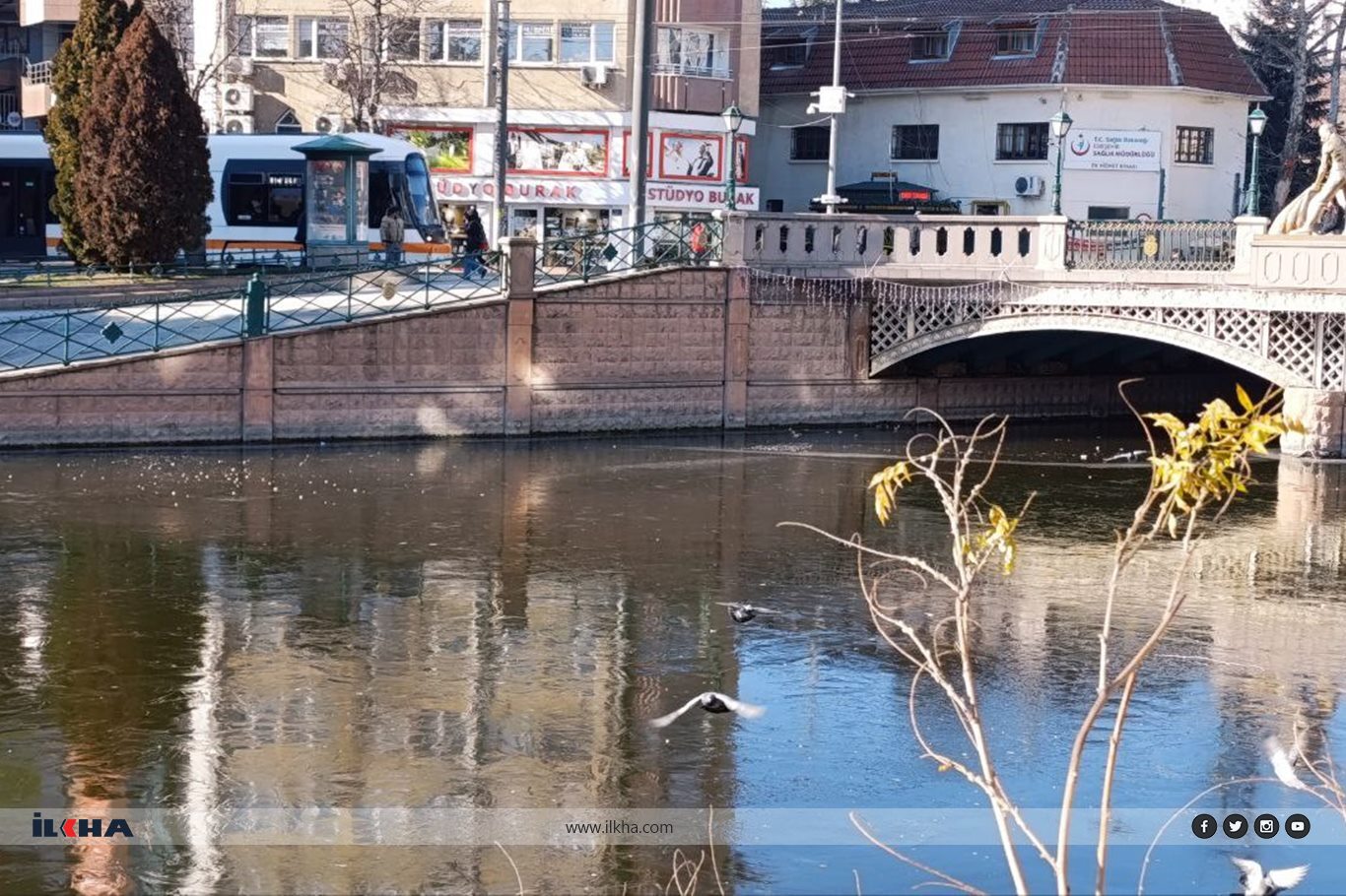Eskişehir’de dondurucu soğuk: Porsuk Çayı buz tuttu