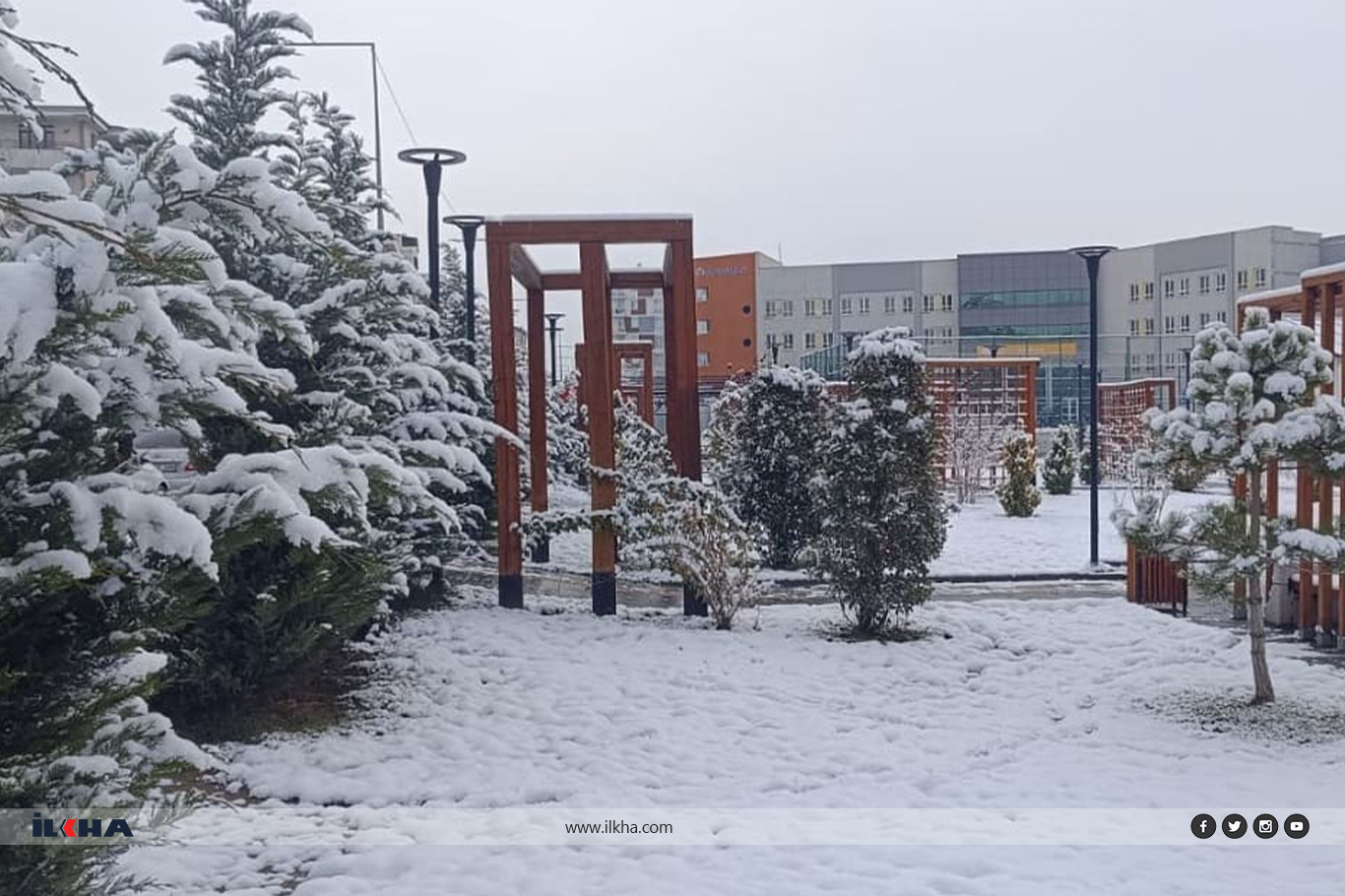 Van’da kar yağışı kenti beyaz örtüyle kapladı