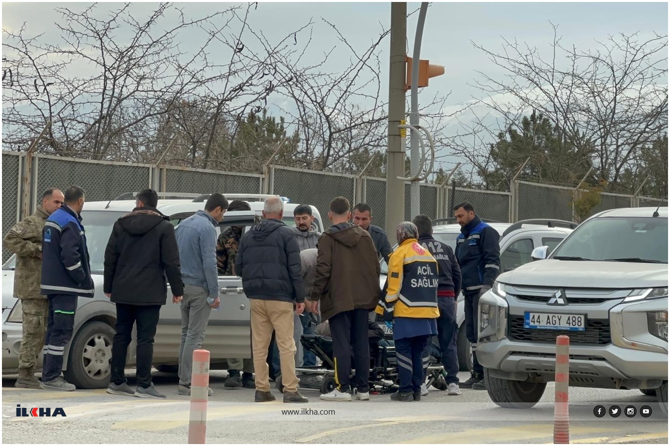 Direksiyon başında rahatsızlanan sürücü kaldırıma çarptı: Bir yaralı