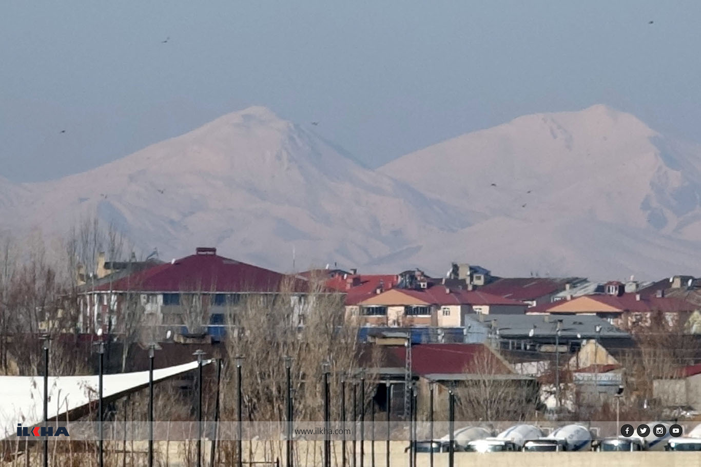 Ağrı’da iki mevsim bir arada, zirveler beyaz, şehir güneşli
