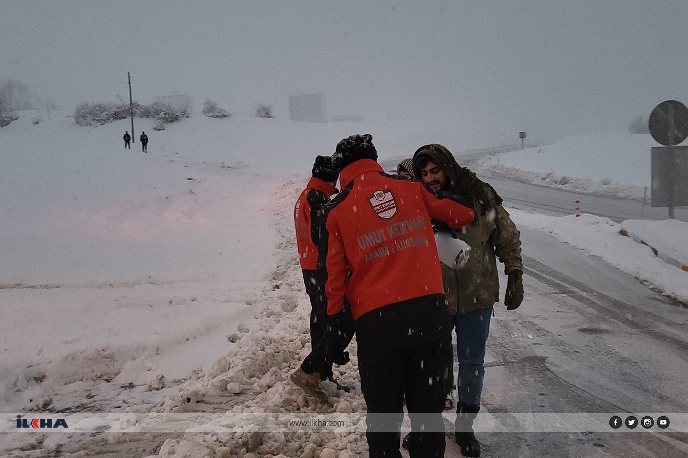 Umut Kervanı’ndan Van'da kar yağışında yolda kalan sürücülere sıcak ikram