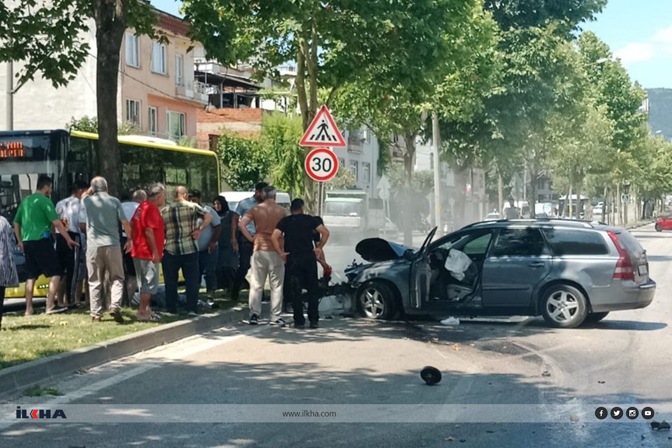 Bursa'da otomobil bariyerlere çarptı: Bir yaralı Bursa'da otomobil bariyerlere çarptı: Bir yaralı