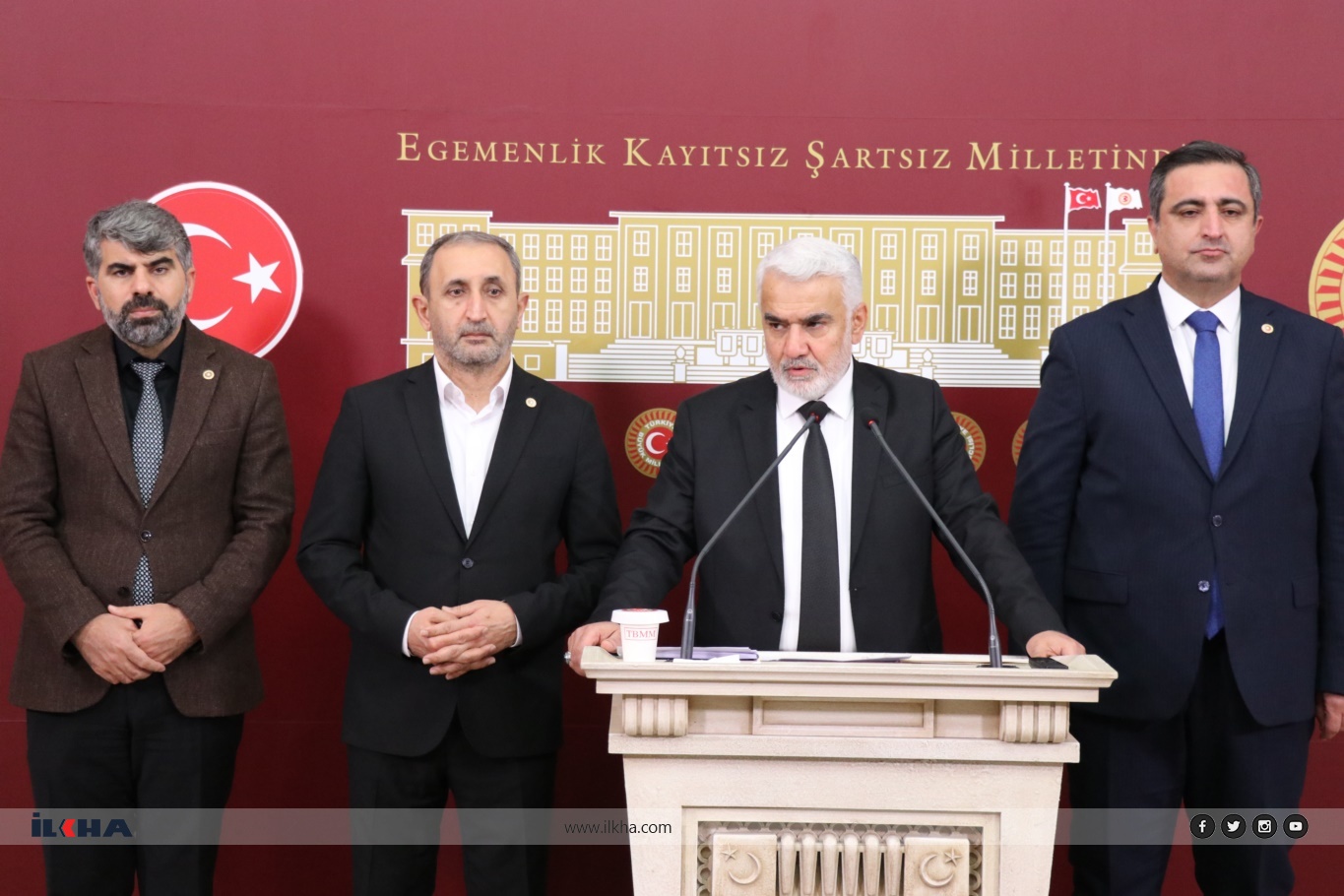 HÜDA PAR Genel Başkanı Zekeriya Yapıcıoğlu, Millî Dayanışma, Kardeşlik ve Demokrasi Komisyonu’na partisinin hazırladığı raporu kamuoyuna sundu.