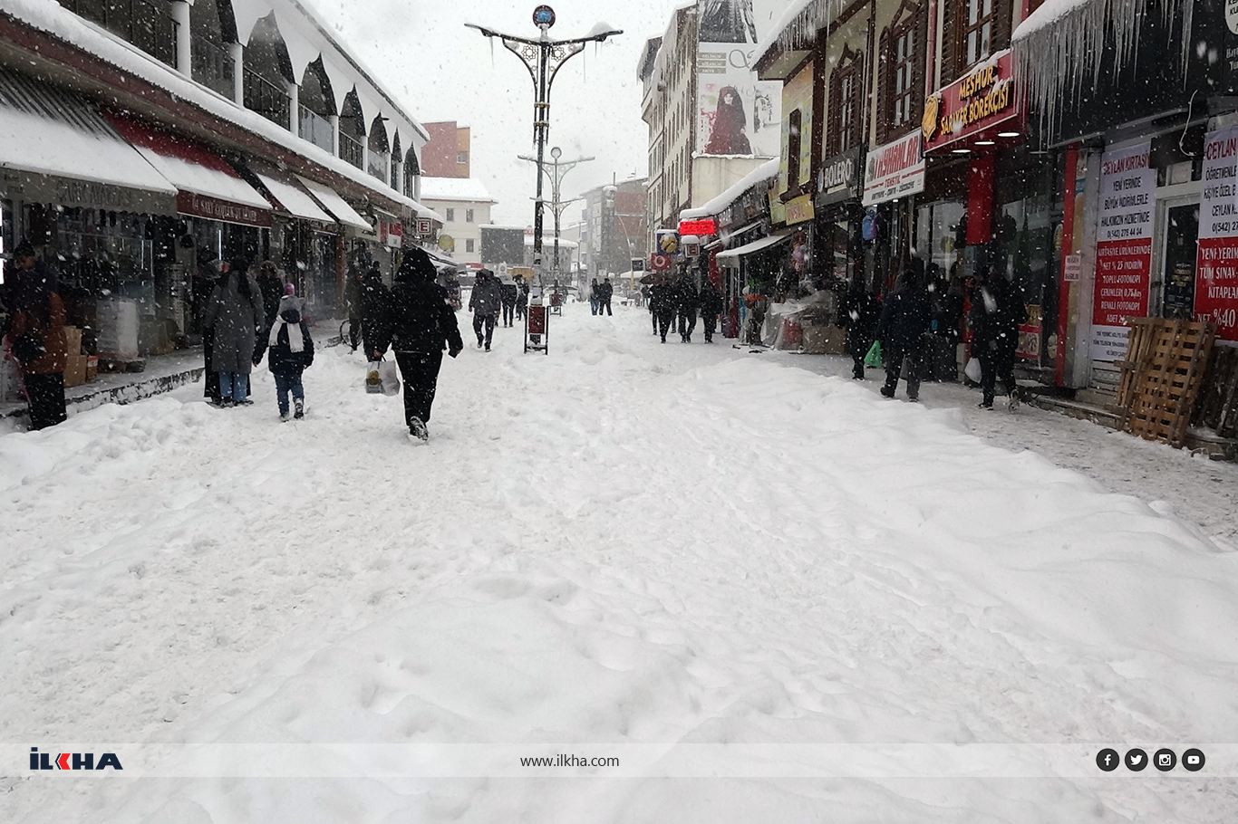 Ağrı'da yoğun kar yağışı nedeni ile yollar kapandı, ekipler yetersiz kaldı