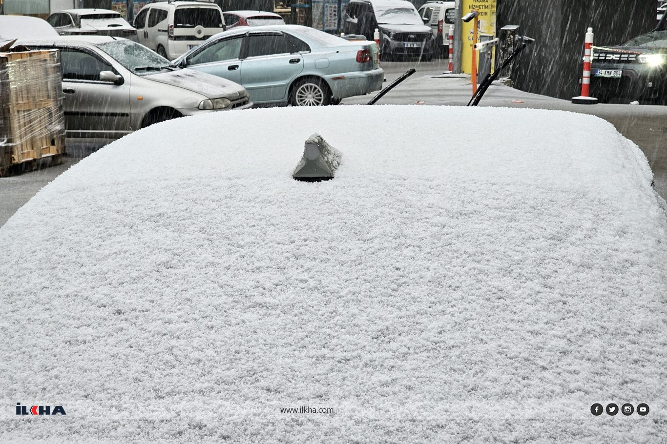 Bursa'da kar sevinci: Şehir merkezi beyaza büründü
