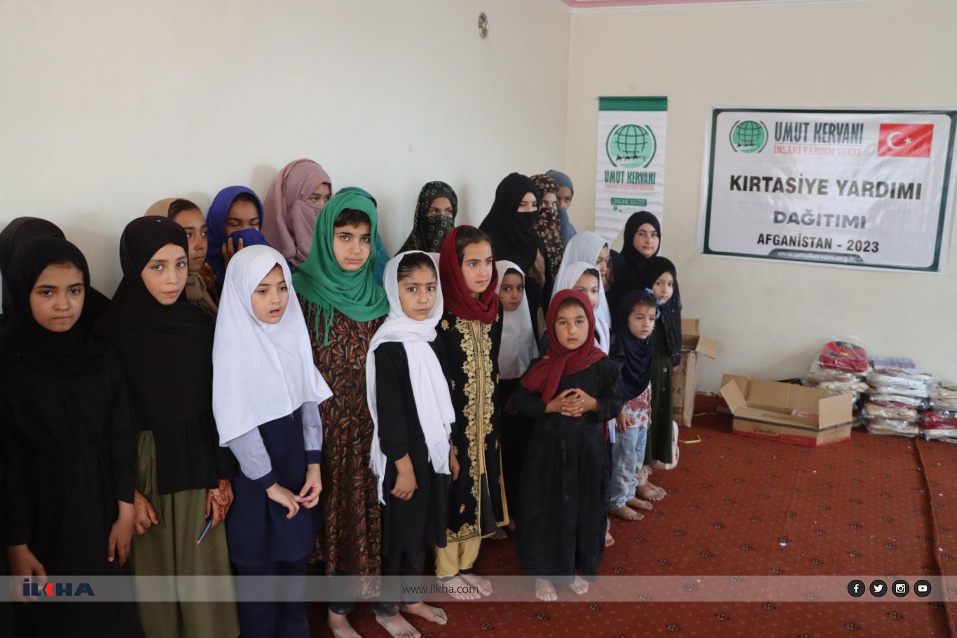 Umut Kervanından Afganistan'daki yetim ve ihtiyaç sahibi kız öğrencilere kırtasiye yardımı