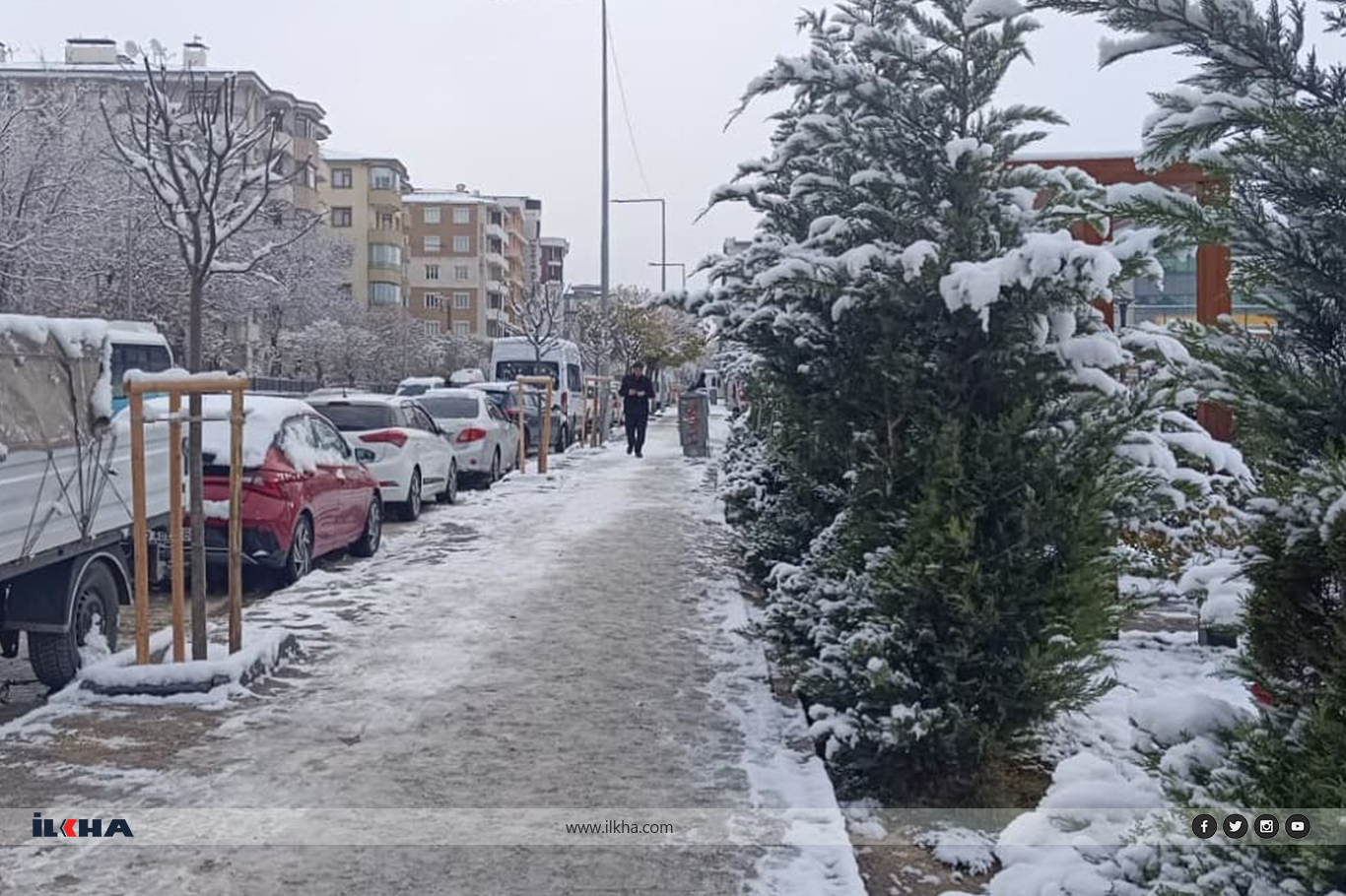 Van’da kar yağışı kenti beyaz örtüyle kapladı
