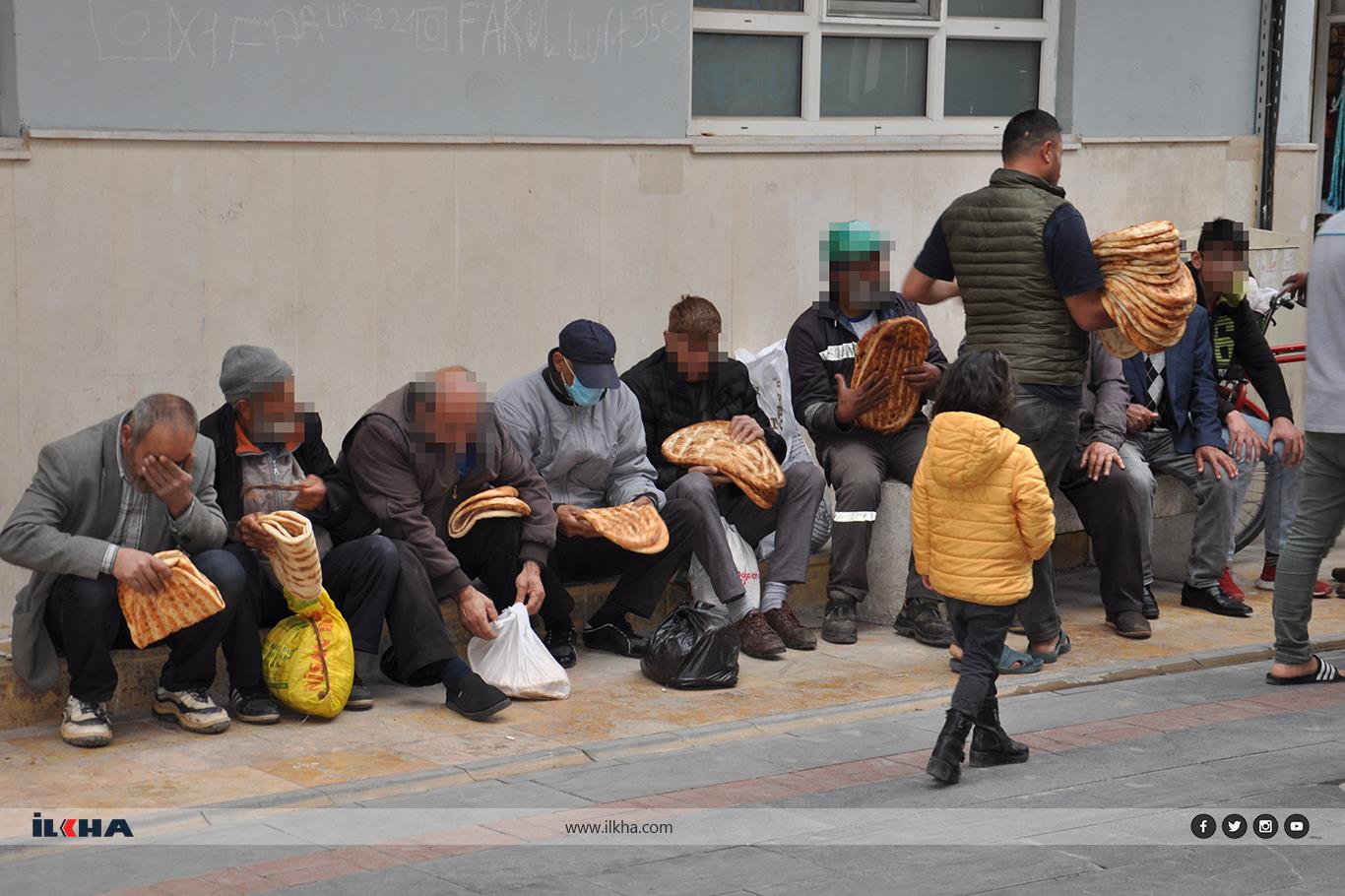 Batman'da depremzedelere ve ihtiyaç sahiplerine ücretsiz ekmek dağıtılıyor Batman'da depremzedelere ve ihtiyaç sahiplerine ücretsiz ekmek dağıtılıyor