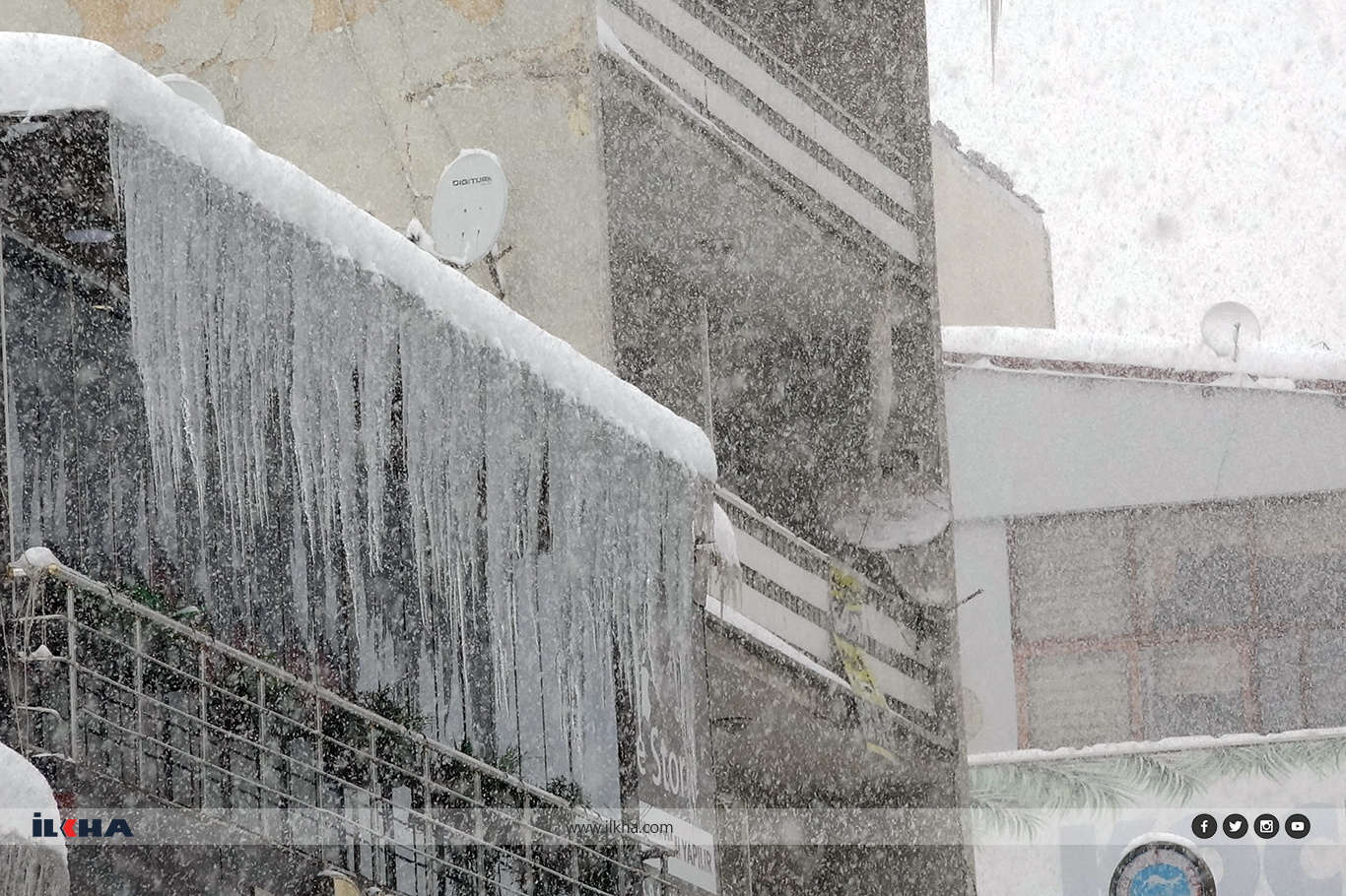 Ağrı'da yoğun kar yağışı nedeni ile yollar kapandı, ekipler yetersiz kaldı