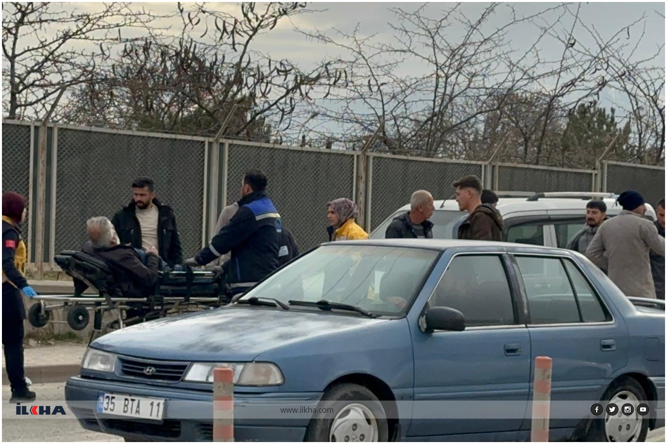 Direksiyon başında rahatsızlanan sürücü kaldırıma çarptı: Bir yaralı