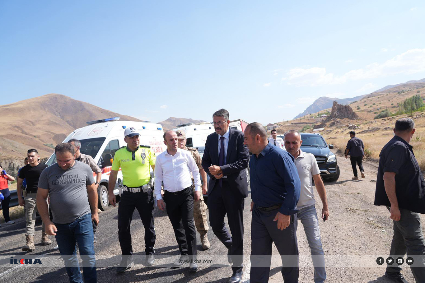 Hakkari’de tır ile otomobil çarpıştı: 3 ölü, 2 yaralı Hakkari’de tır ile otomobil çarpıştı: 3 ölü, 2 yaralı