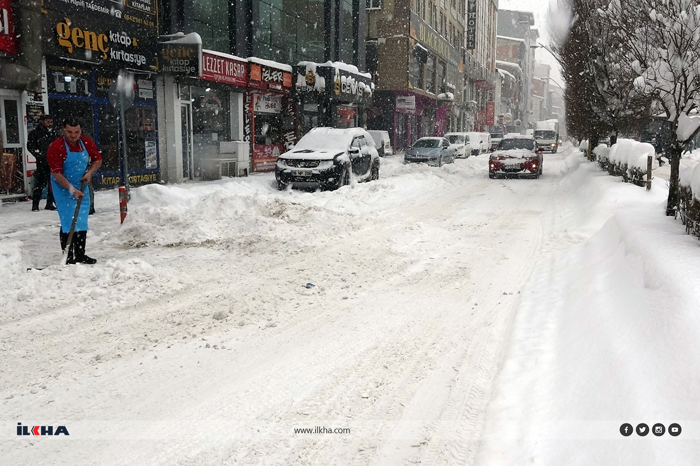 Ağrı'da yoğun kar yağışı nedeni ile yollar kapandı, ekipler yetersiz kaldı