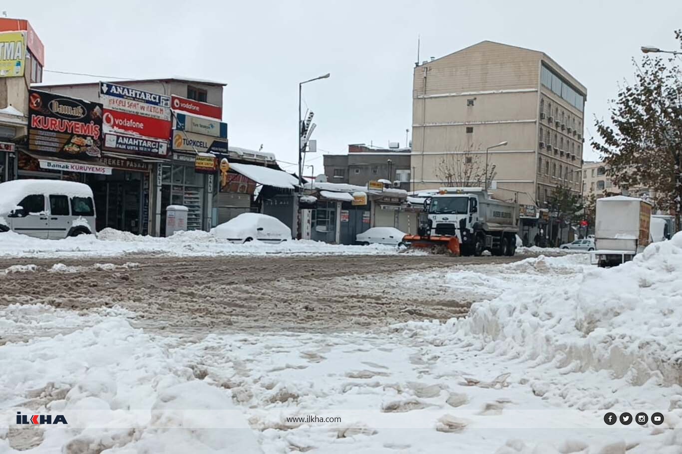 Şanlıurfa beyaza büründü: Kar, tarihi evlerin dam boyuna ulaştı